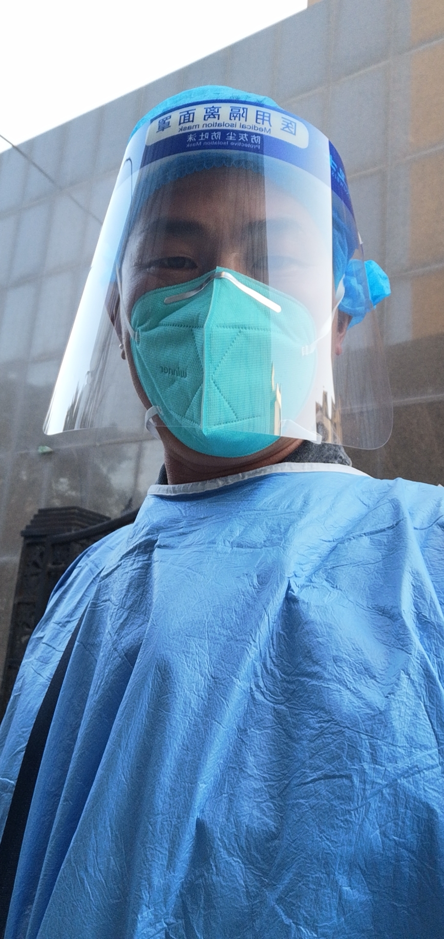 她们清楚一座城跟一个家之间的轻重,疫情就是命令