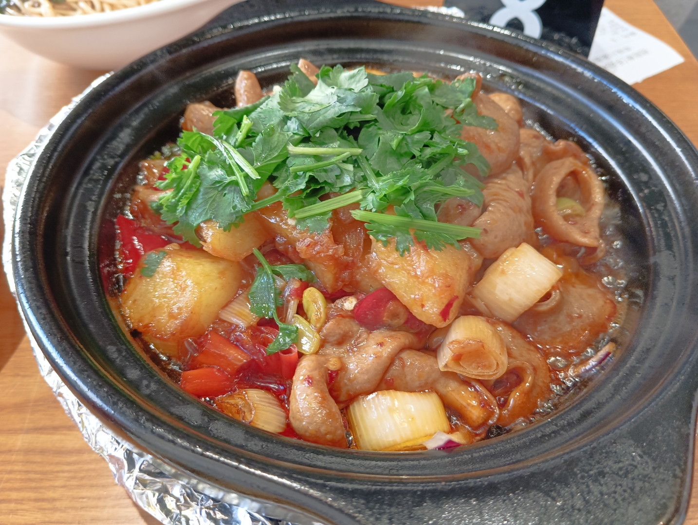 香辣肥肠煲真是太好吃了,把我香迷糊了,里面的土豆粉粉面面的超级入味