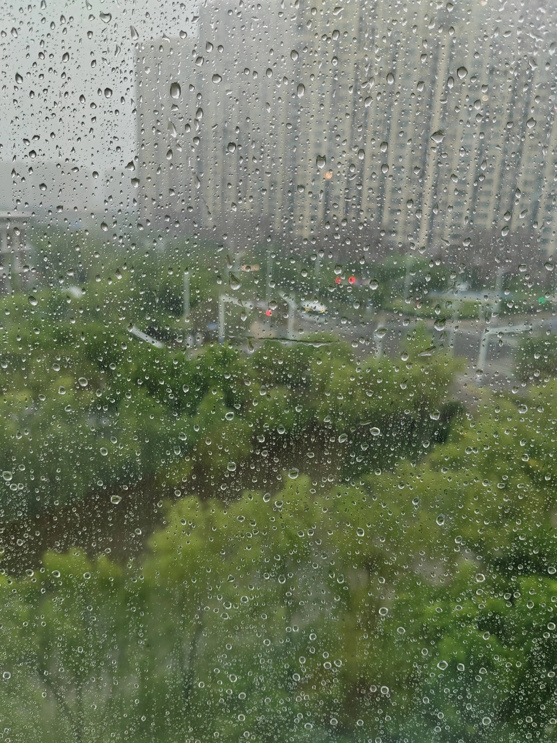 窗外下雨图片真实图片