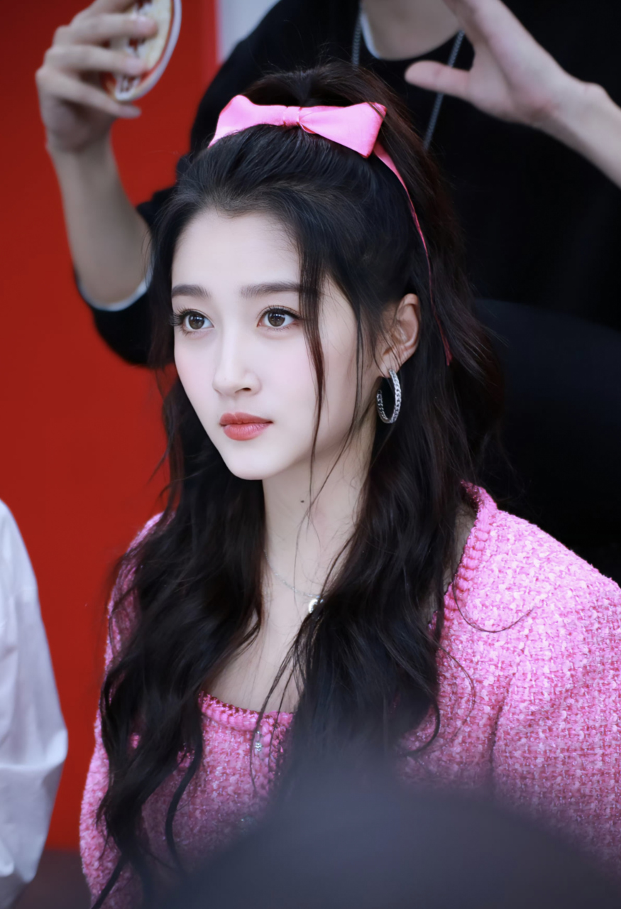 中秋国庆放假回来第一天,关晓彤晒出自拍照,蝴蝶结高马尾造型元气满满