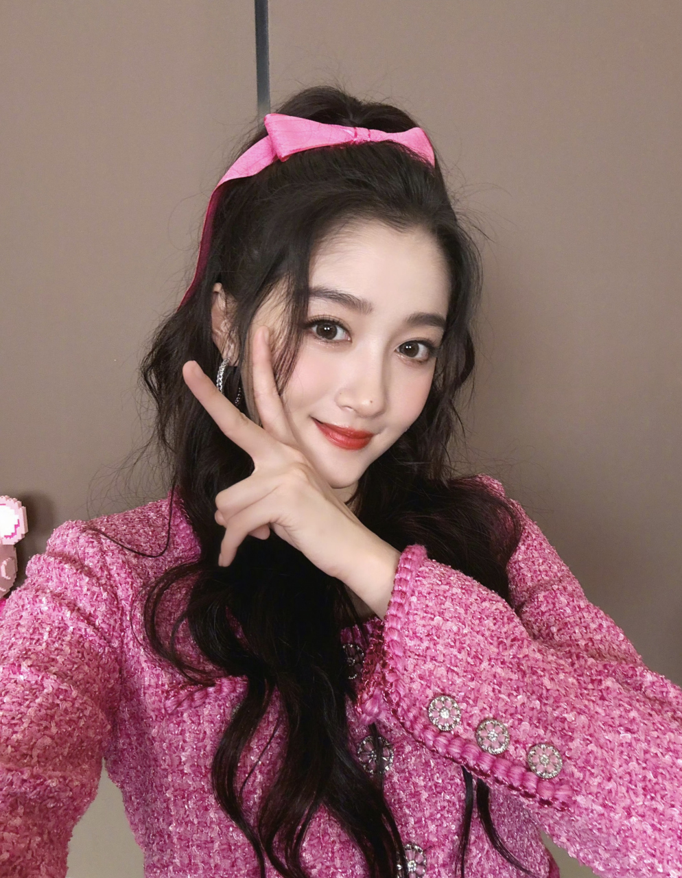 中秋国庆放假回来第一天,关晓彤晒出自拍照,蝴蝶结高马尾造型元气满满