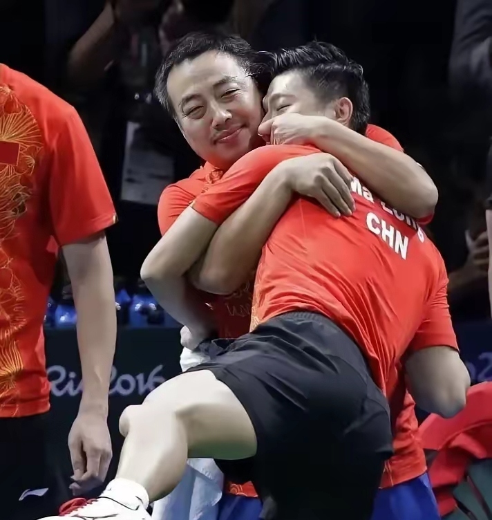 两个人在一起看不出是上下级关系,更像是兄弟和挚友