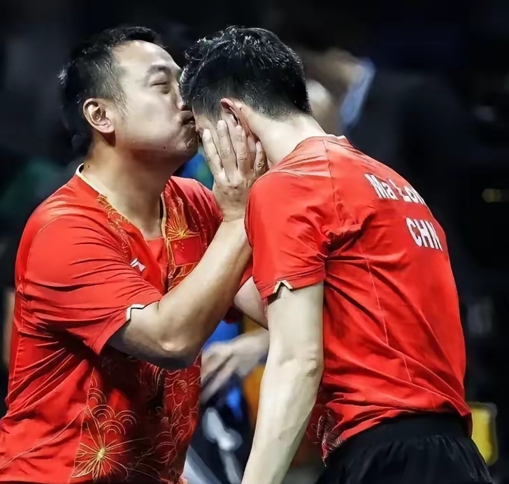 两个人在一起看不出是上下级关系,更像是兄弟和挚友