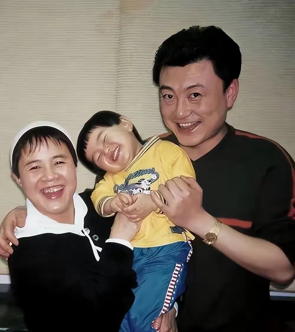 5月10日网友曝光视频,王宁躺在日本医院病床做"大