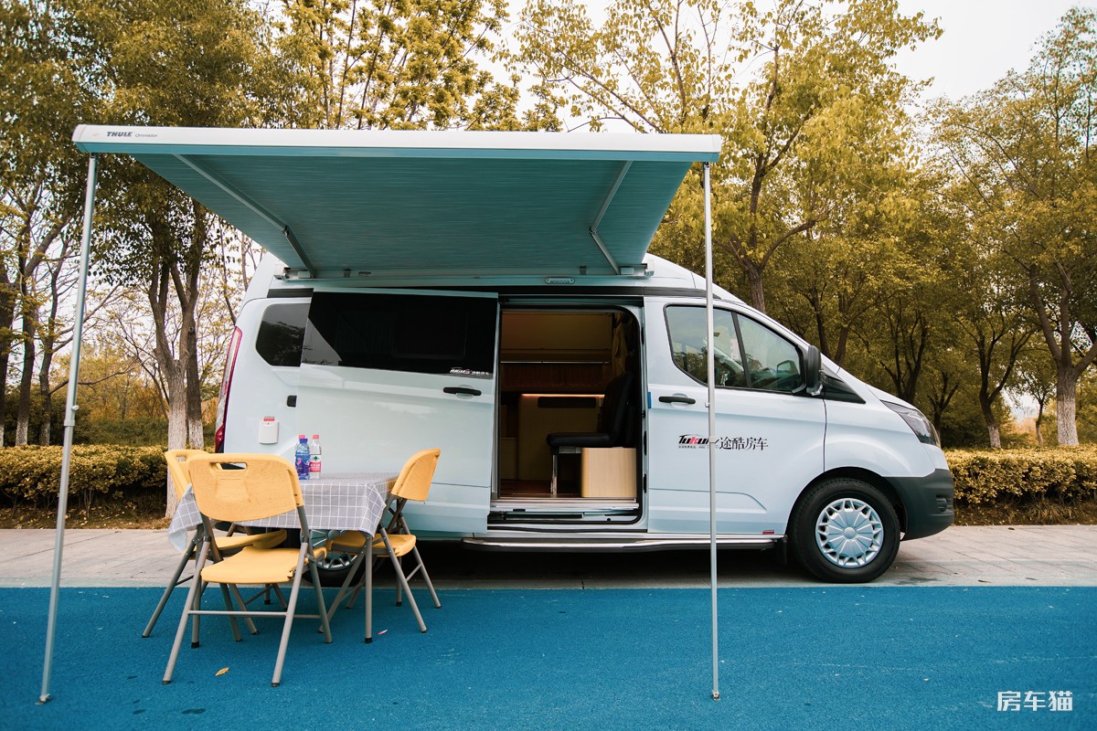 这里,豪华房车静静诉说着载人旅途的浪漫与自由.