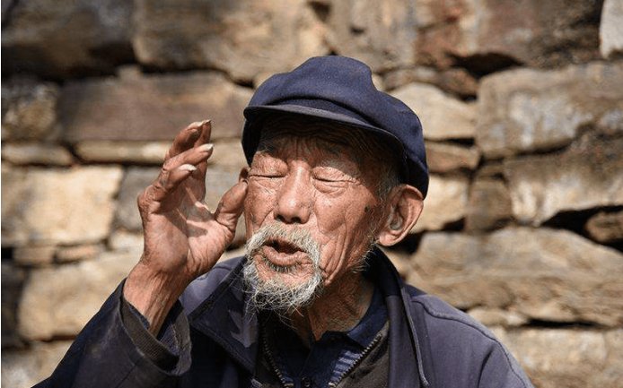 老头老太戴帽子  老头老太戴帽子, 一年四季不摘帽.