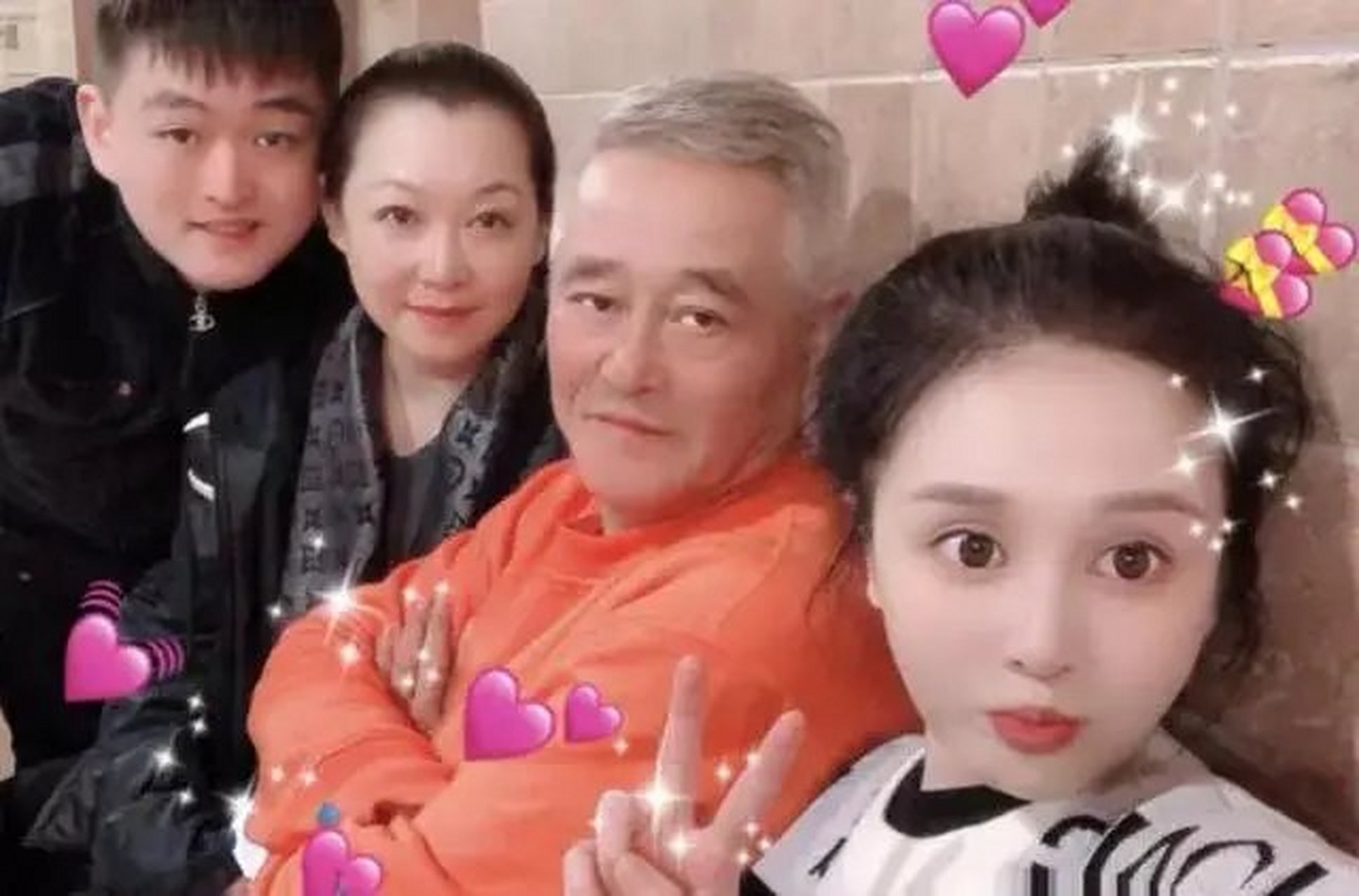 苏宁副总裁朋友圈卖内裤,赵本山女儿直播被嘲:赚钱,比面子重要.