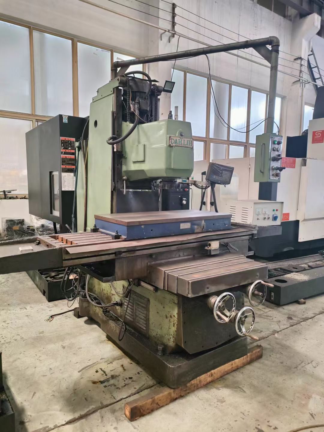 94{特价}台湾大力铣一台,带三轴数显,带大吸盘,工作台450x1800x550