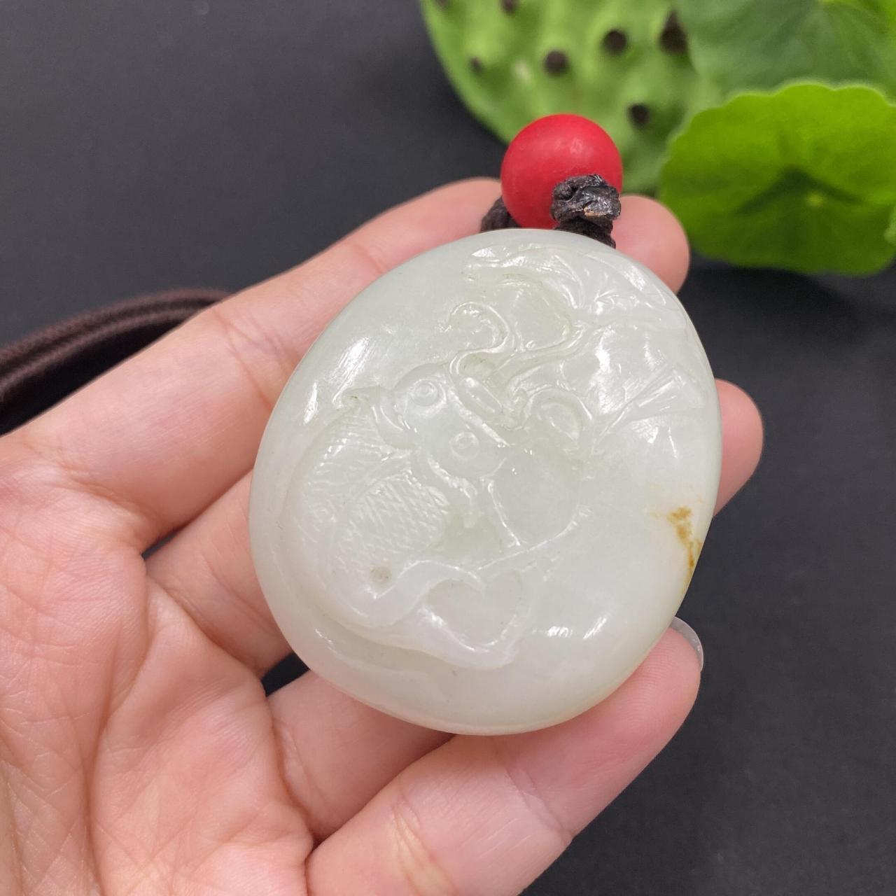 生活百科#    大家来讨论下,和田玉和翡翠,为什么看着都喜欢,而且