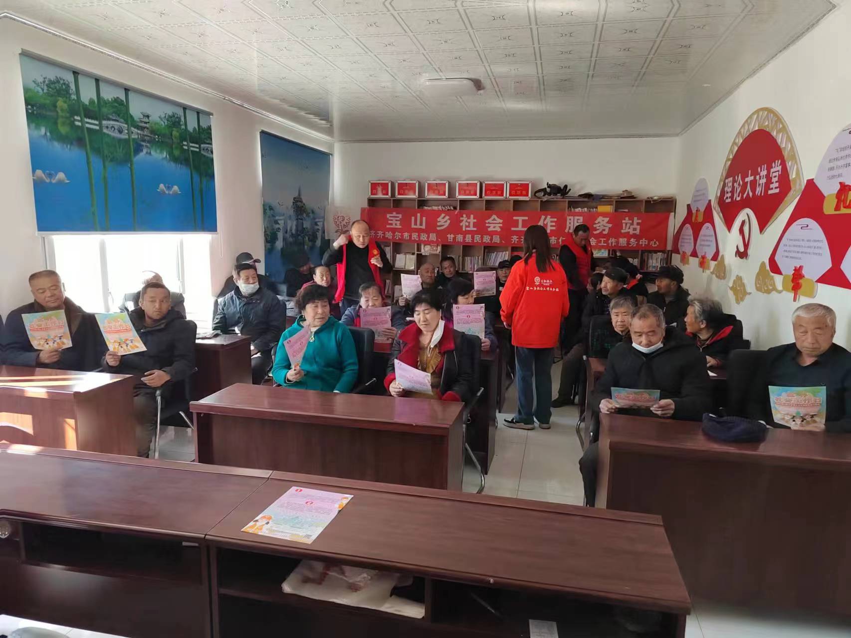 齐齐哈尔市甘南县宝山乡民政服务站与志愿者在宝山村为困境老人开展"