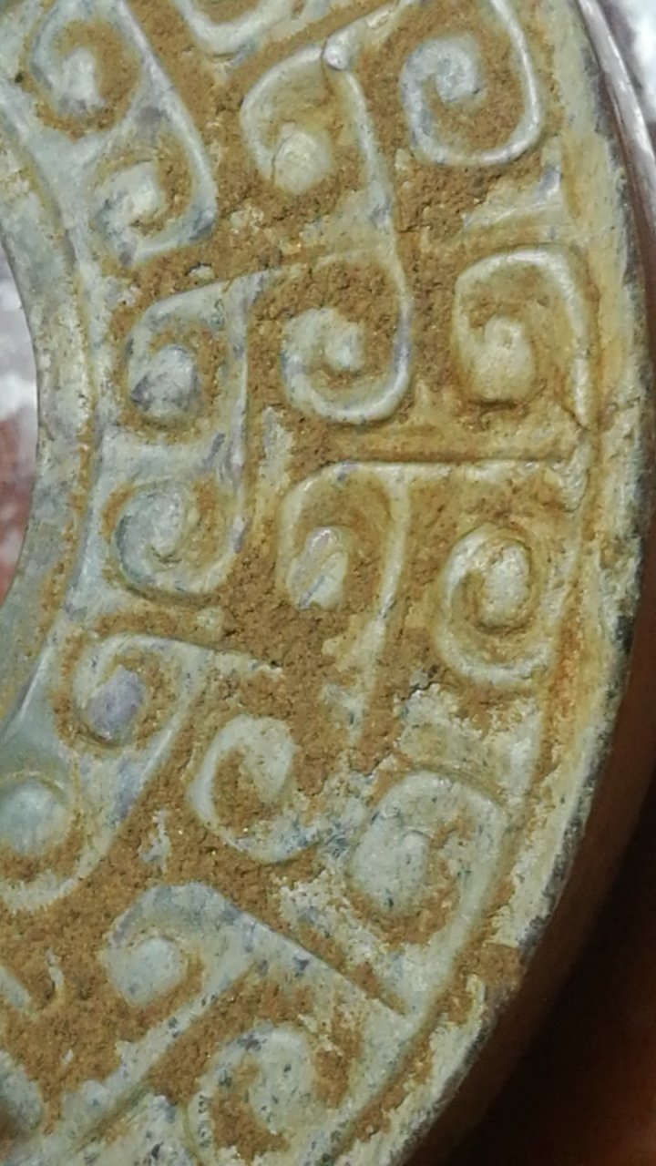 古玉字是三横一竖(王),后来中国社会出现了王就把这个字劫取了,王字