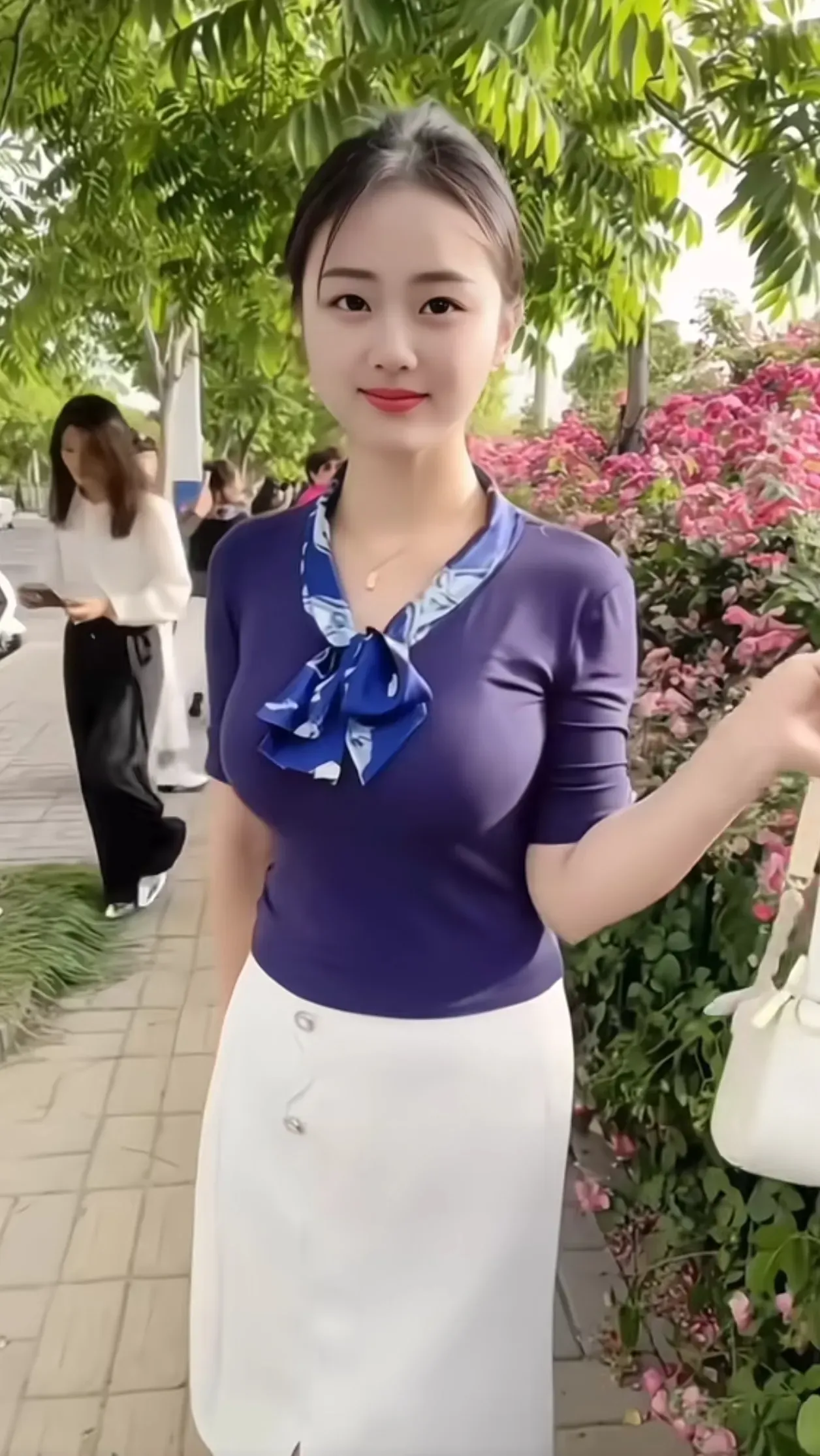 美 女 眉清目秀国字脸, 红唇微翕笑意滟.