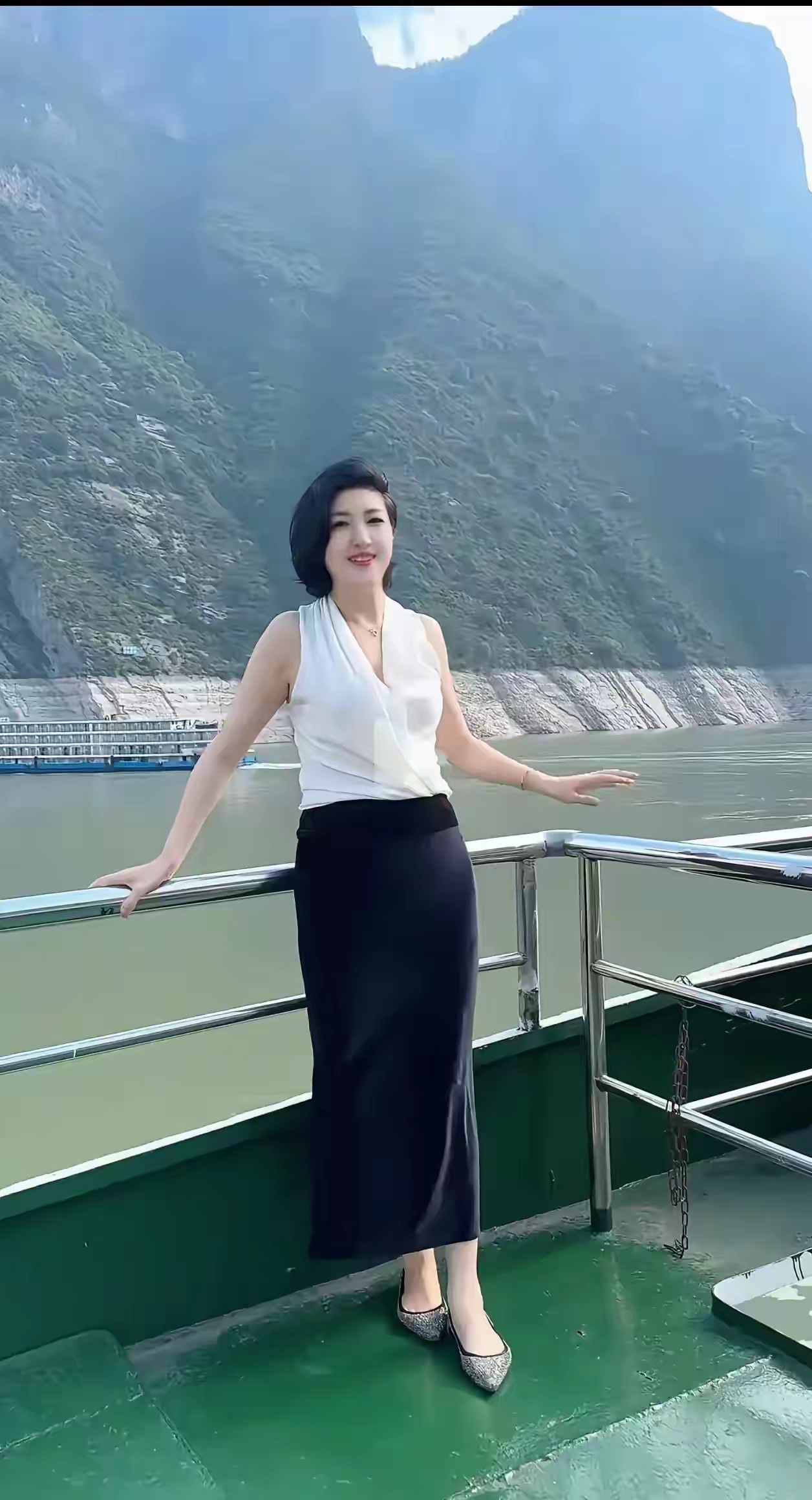 美少妇 温文尔雅气质佳, 丰韵犹存露芳华.