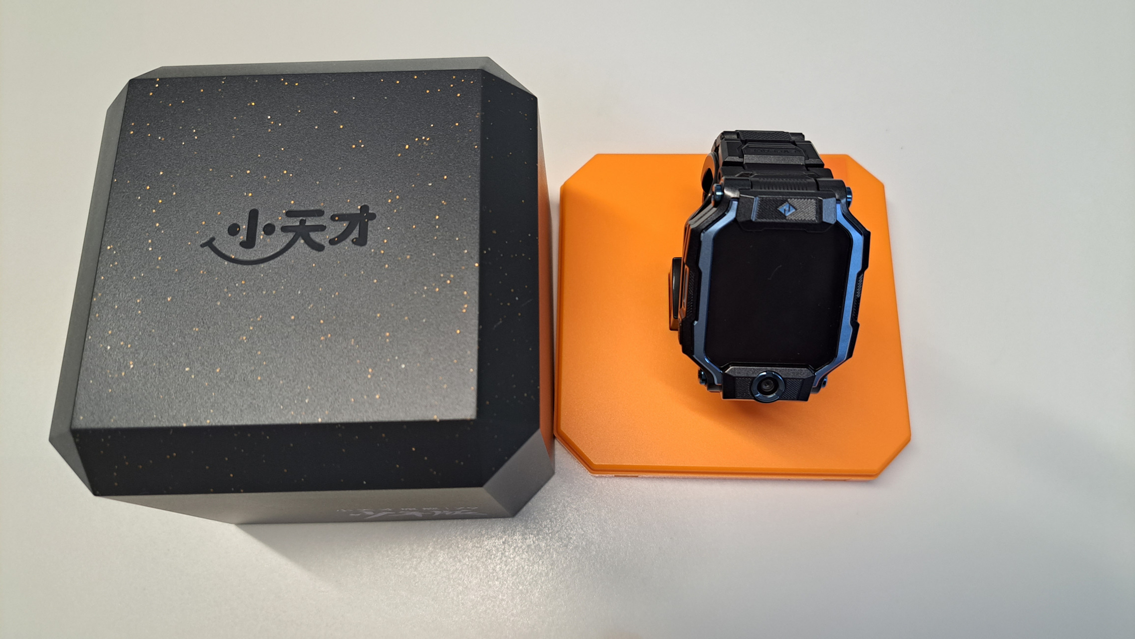 小天才电话手表z9黑色 带起来很帅气的 孩子现在自己下楼玩儿了,给他