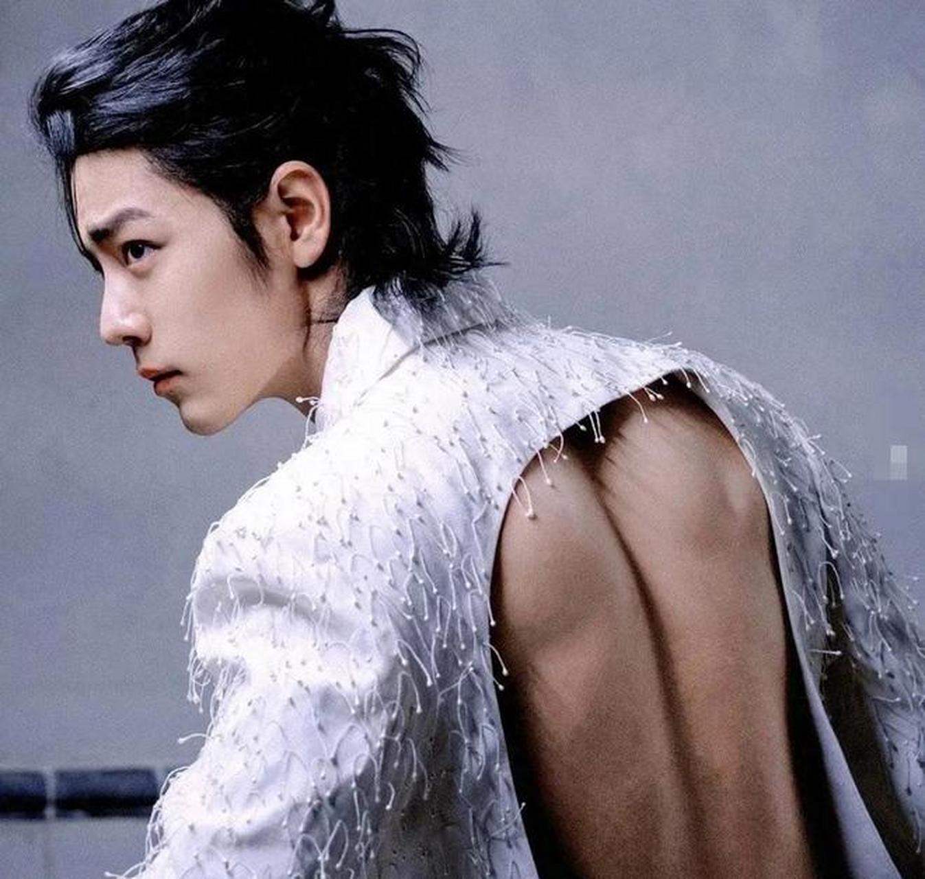 娱乐最前沿# 肖战的身材绝了,穿衣显瘦,脱衣有肉,肌肉线条好美啊!