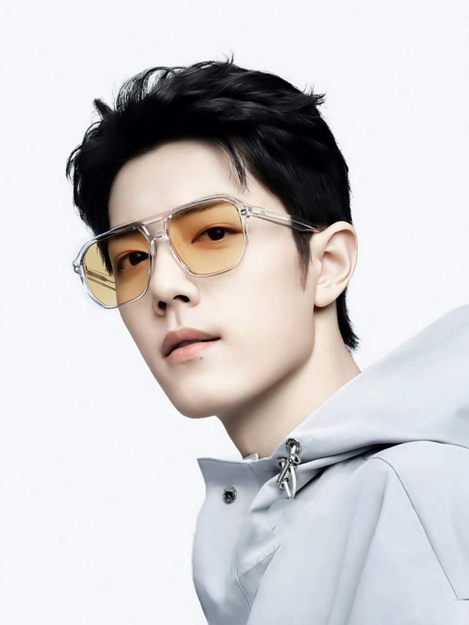 戴墨镜的肖战给人一种霸道总裁的既视感,又酷又帅!