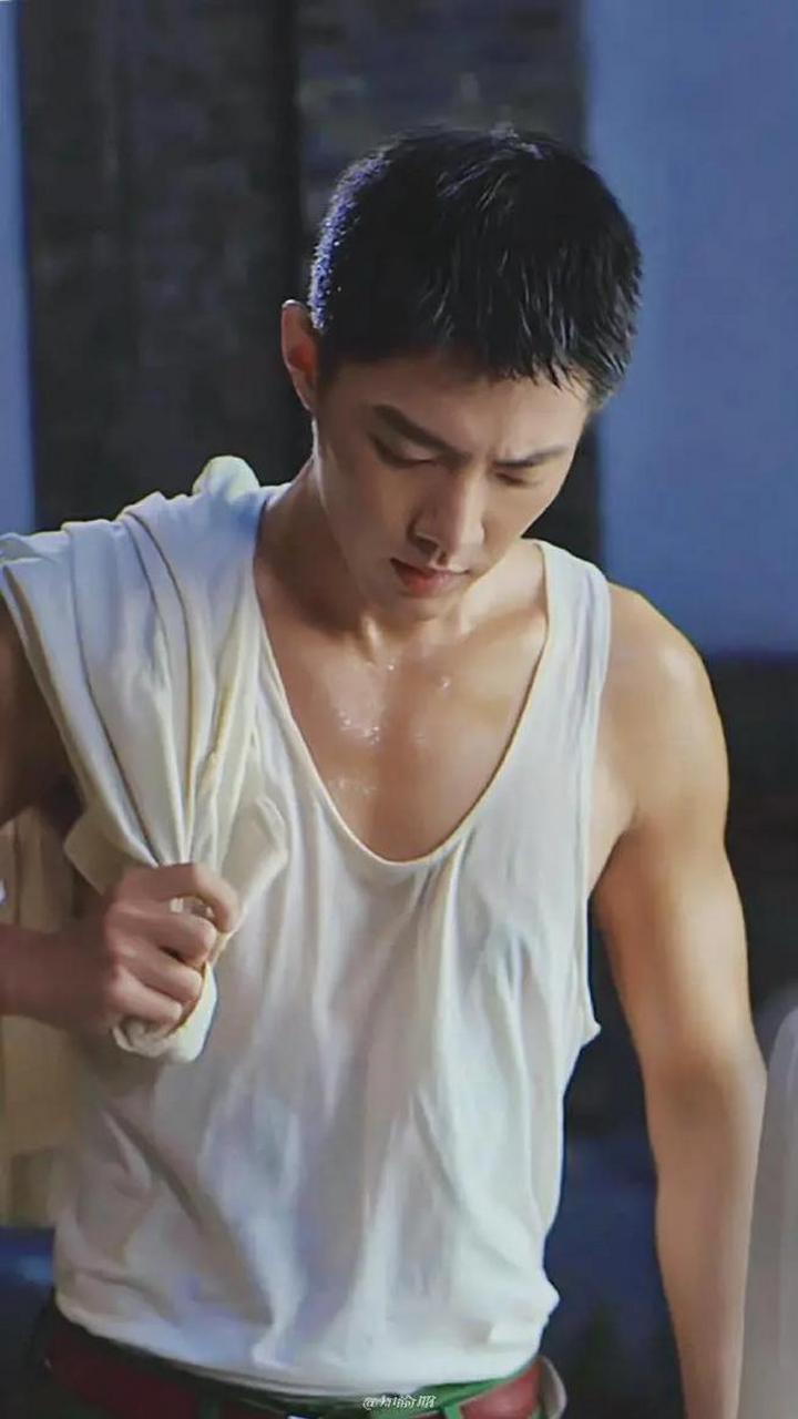 娱乐最前沿# 肖战的身材绝了,穿衣显瘦,脱衣有肉,肌肉线条好美啊!