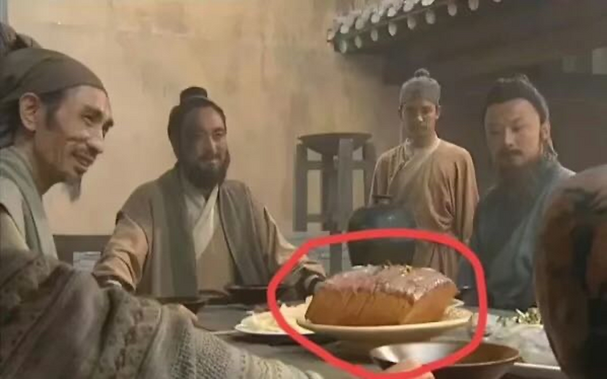 《水浒传》电视剧,看到林冲和杨志第一次在梁山相聚,一群人在吃肉喝酒