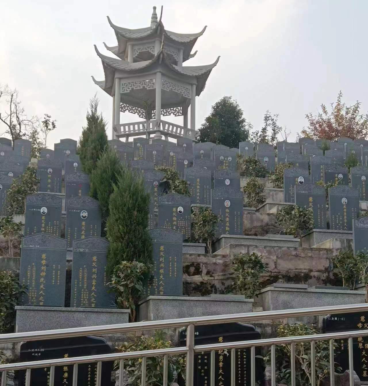 重庆仙女山公墓位于重庆市九龙坡区华薪村,距市区二十公里,交通极为