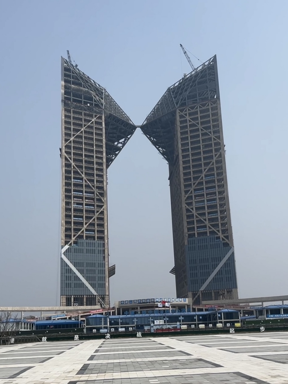 这对宛如鸳鸯般在浓情蜜意的双子塔楼,就是雄踞在滴水湖畔的上海中银