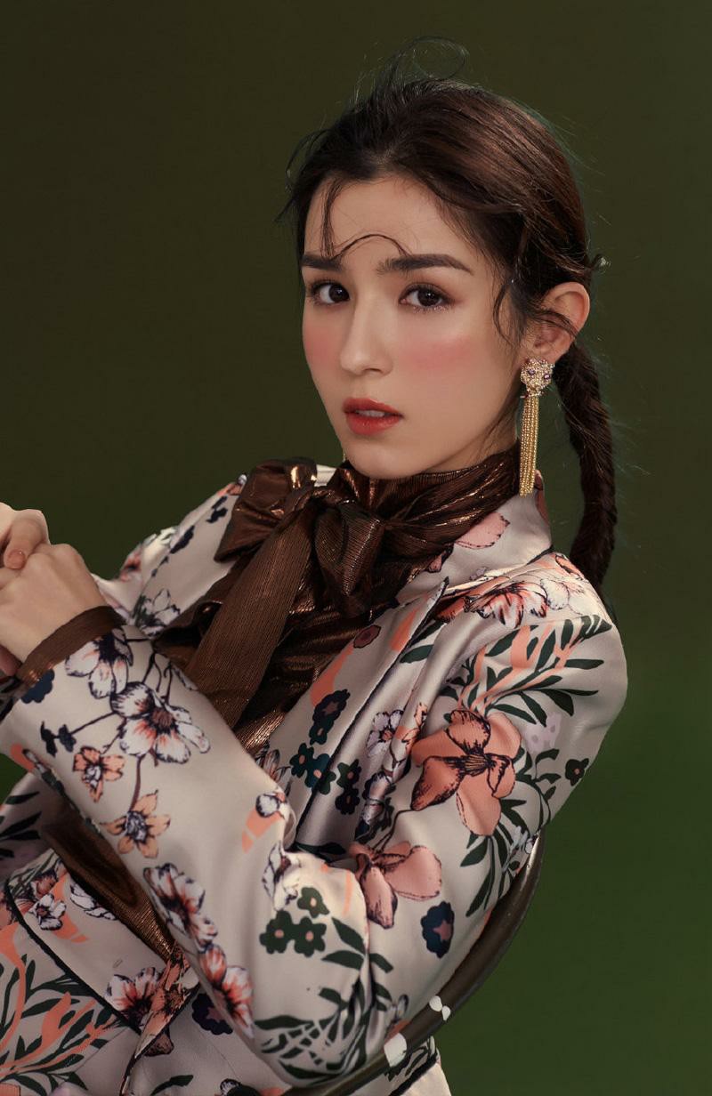 1,易烊千玺现在找了专业的人士学习画画.