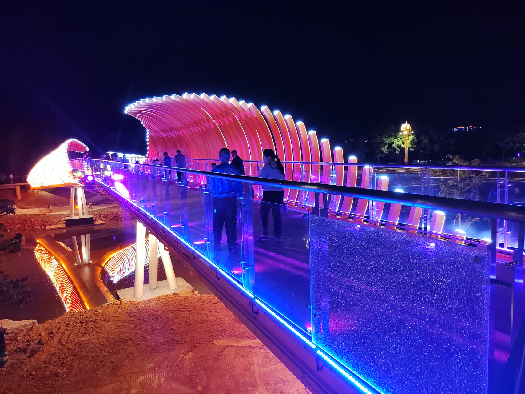 在云南省楚雄彝族自治州元谋县,有一两座美丽的网红桥,吸引了无数游客