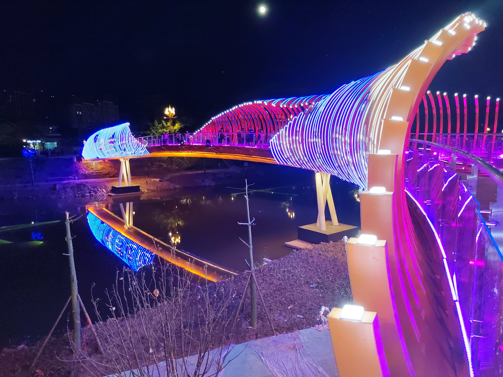 在云南省楚雄彝族自治州元谋县,有一座美丽的彩虹桥,吸引了无数