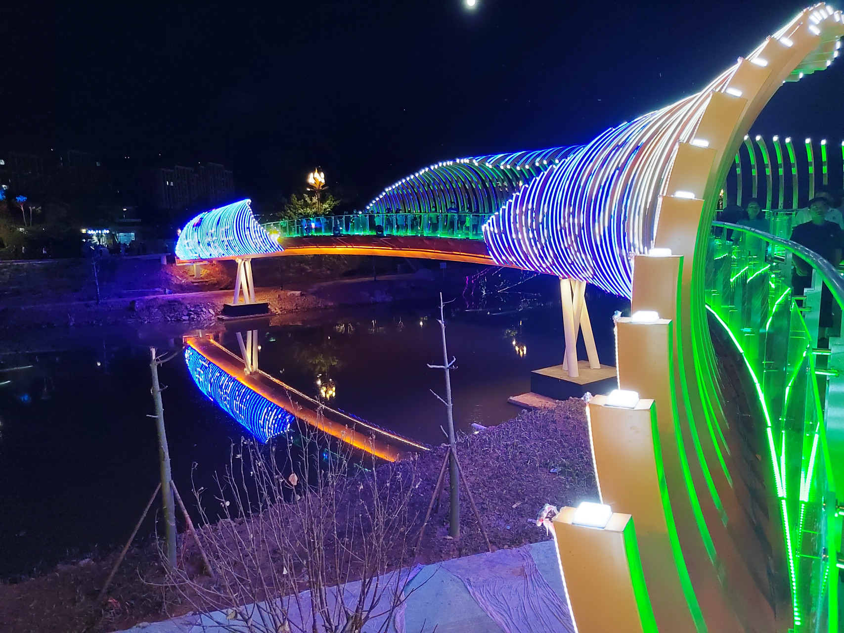 在云南省楚雄彝族自治州元谋县,有一座美丽的彩虹桥,吸引了无数