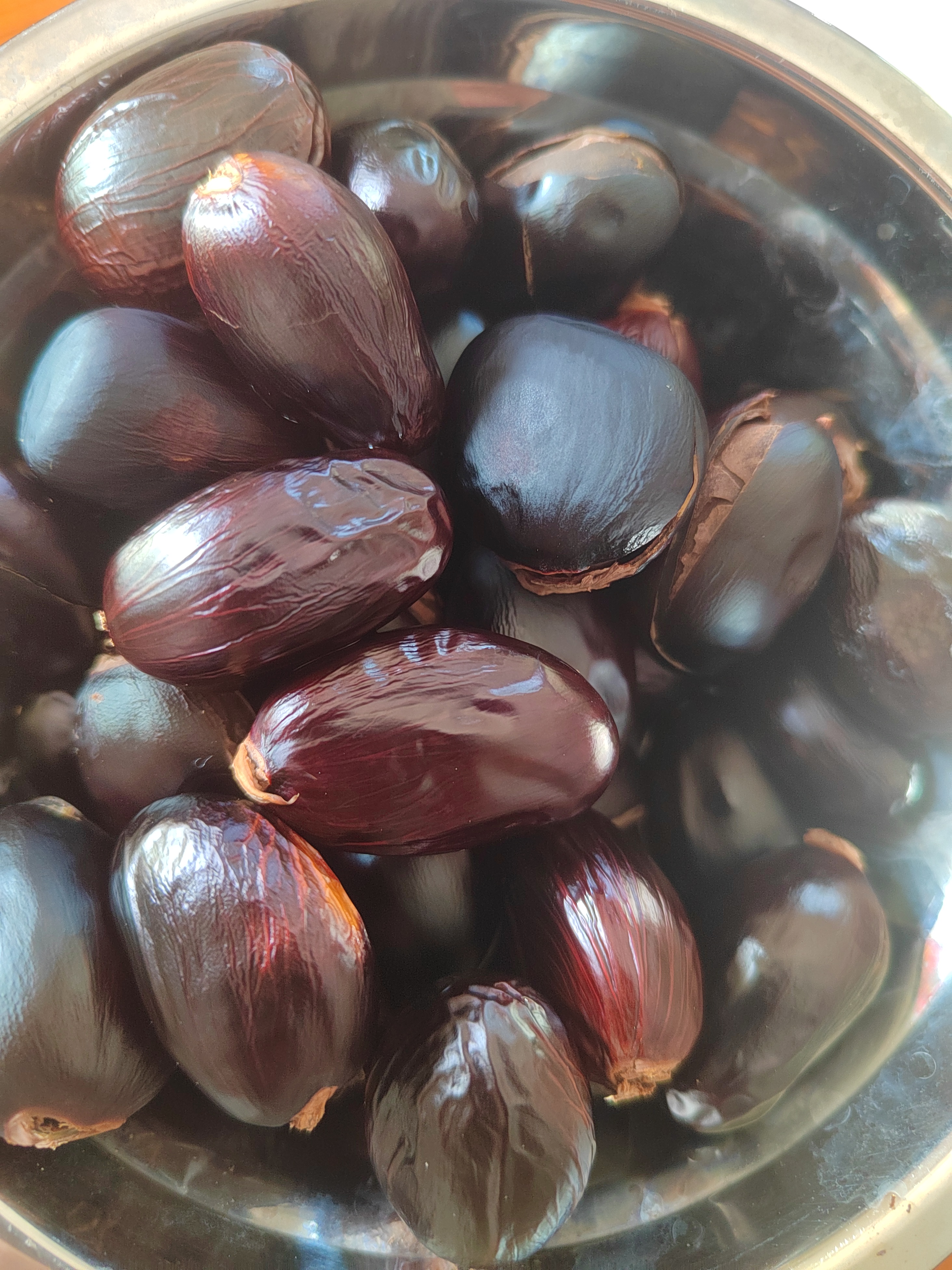 广西苹婆果(又叫凤眼果,龙旺子)熟了,好吃,优特产,它的外形像眼睛