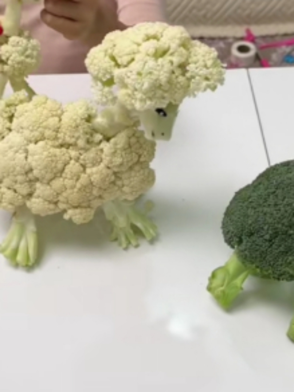 在这个白色简约的室内环境下,这些蔬菜小动物显得格外引人注目.