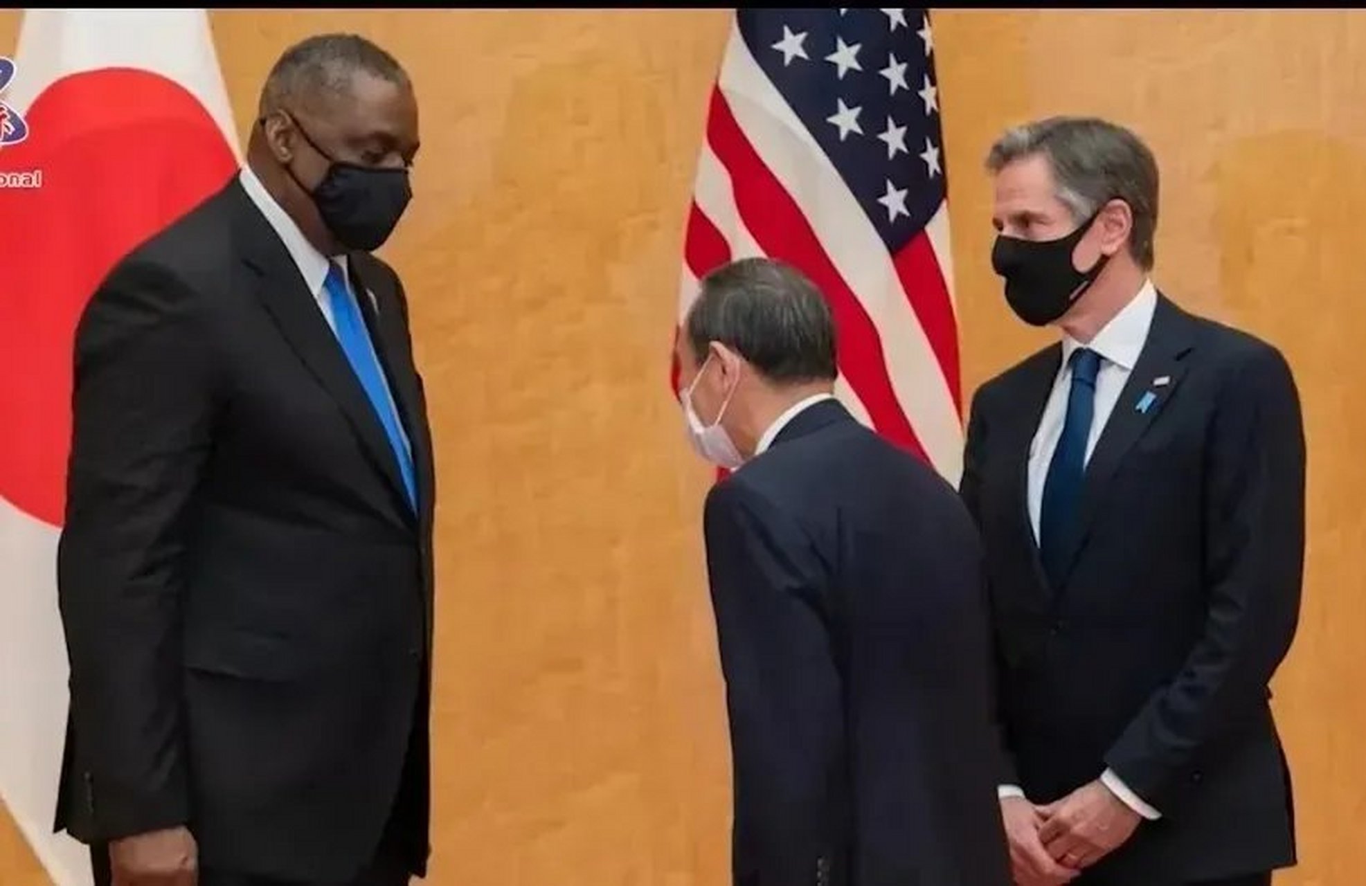 日本前首相向另外一个国家的国防部长点头哈腰,像极了一个犯错的小孩