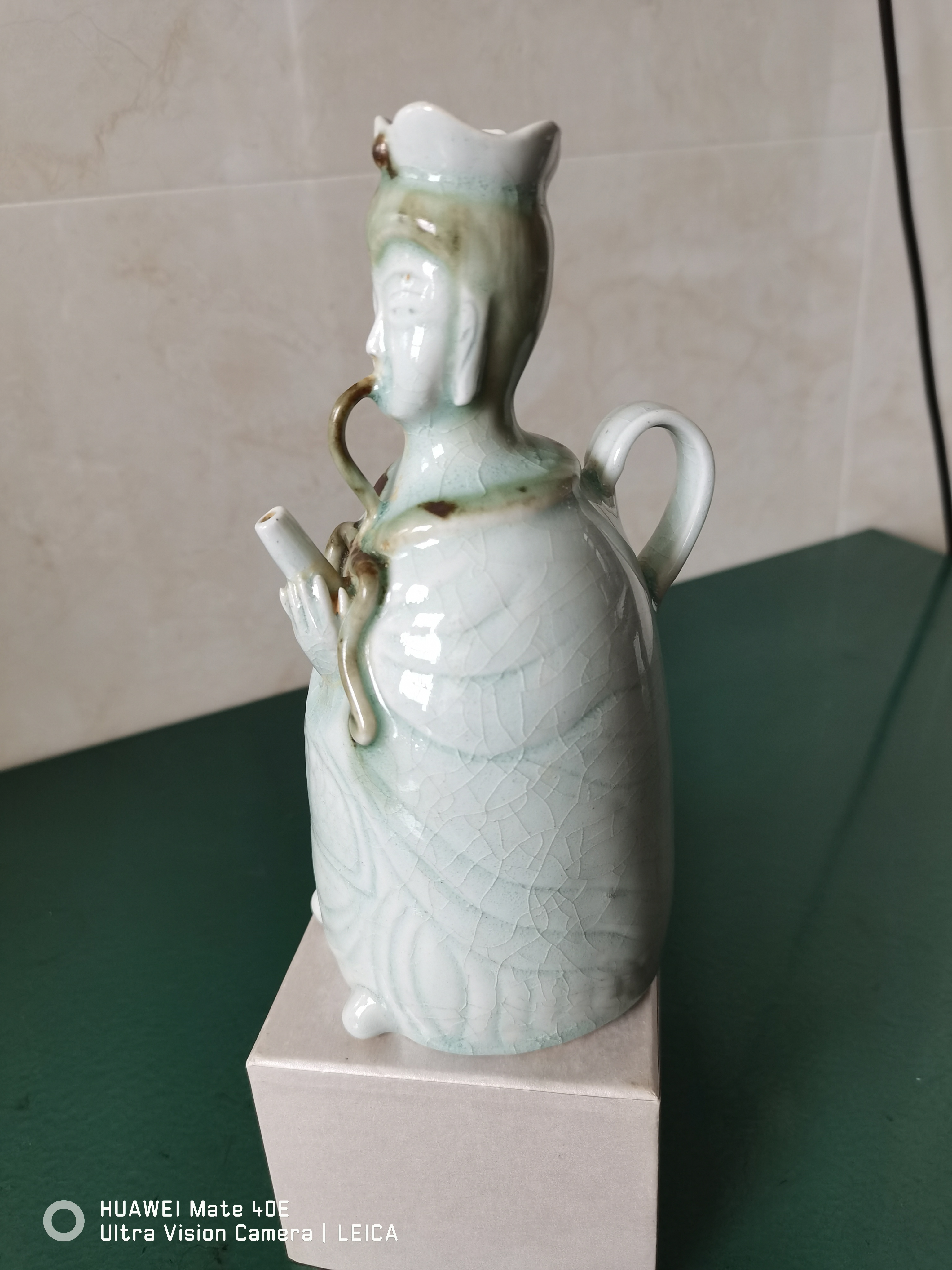 北宋湖田窑影青釉人形酒(执)壶:是以含铁量很低的氧化铁为着色元素