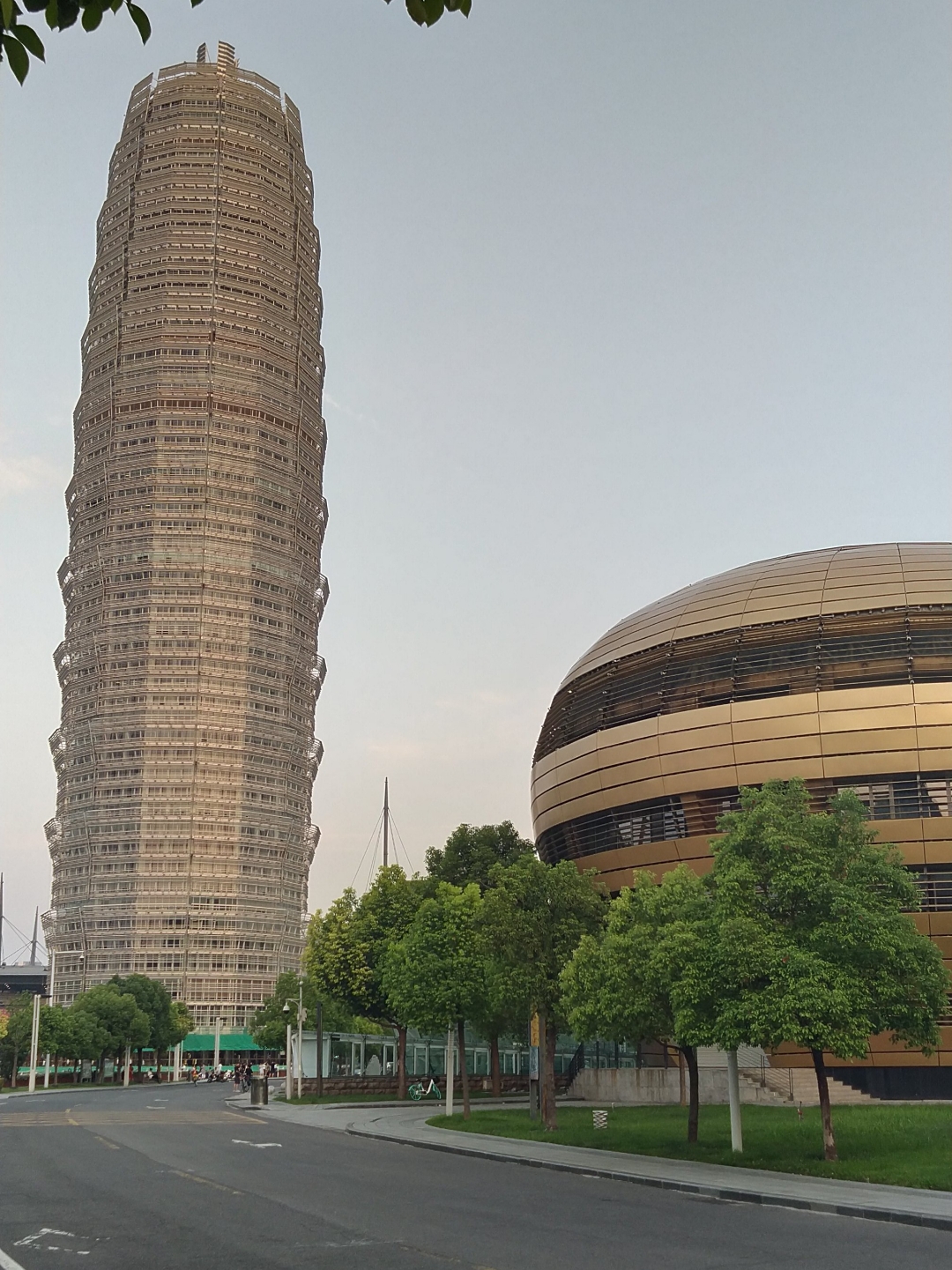 眼前矗立的圆柱形建筑,璀璨夺目,令人眼前一亮!