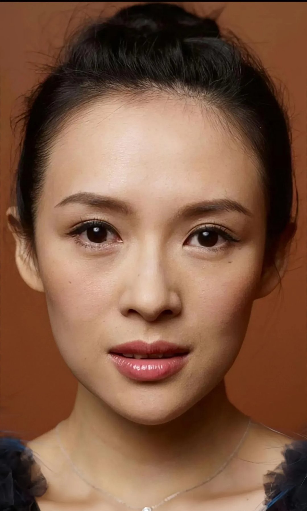 真的挺替章子怡觉得难过的,这么强的女人竟然栽在一