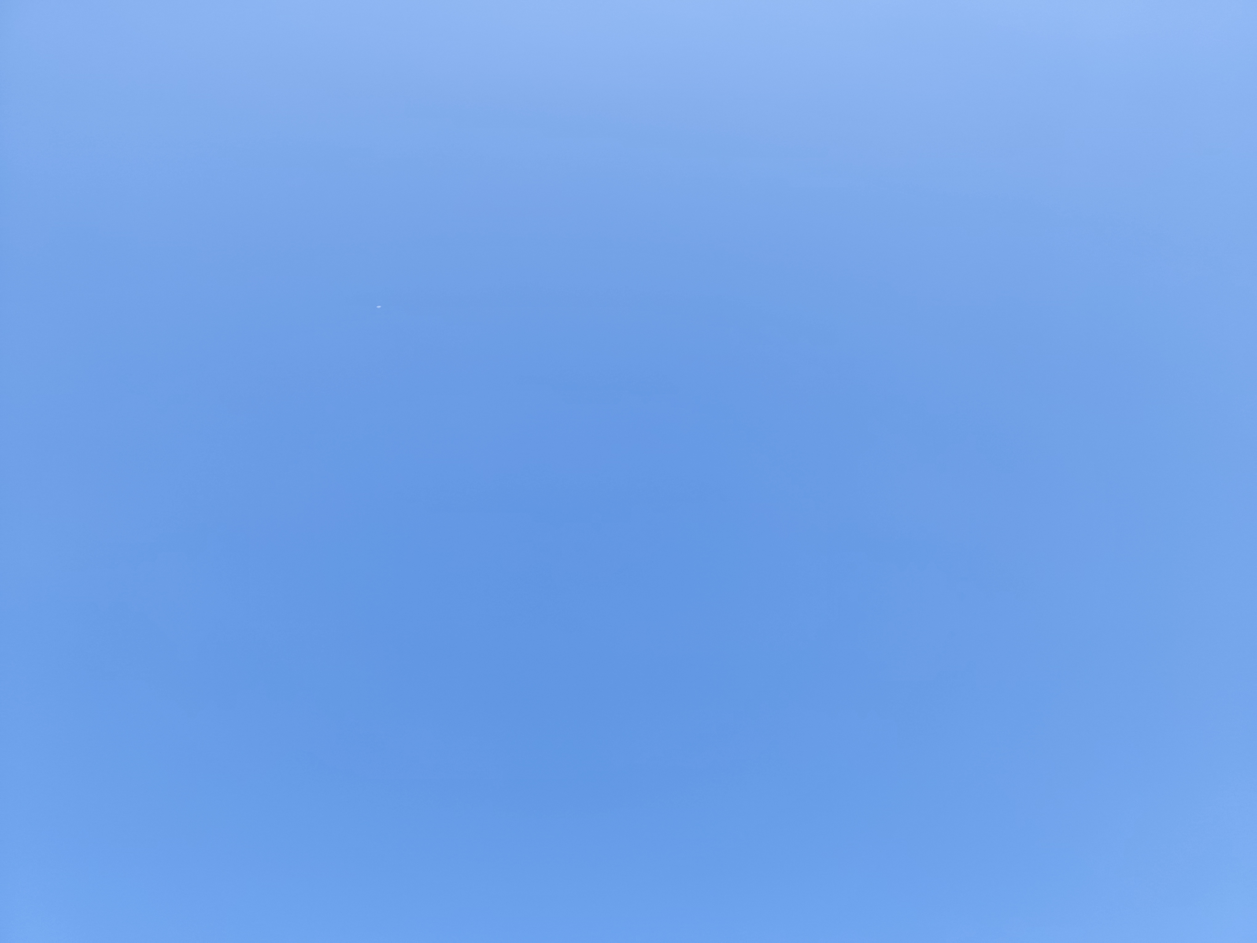 太阳在天空中散发出温暖的光芒,让人感到无比的舒适和宁静,仿佛可以