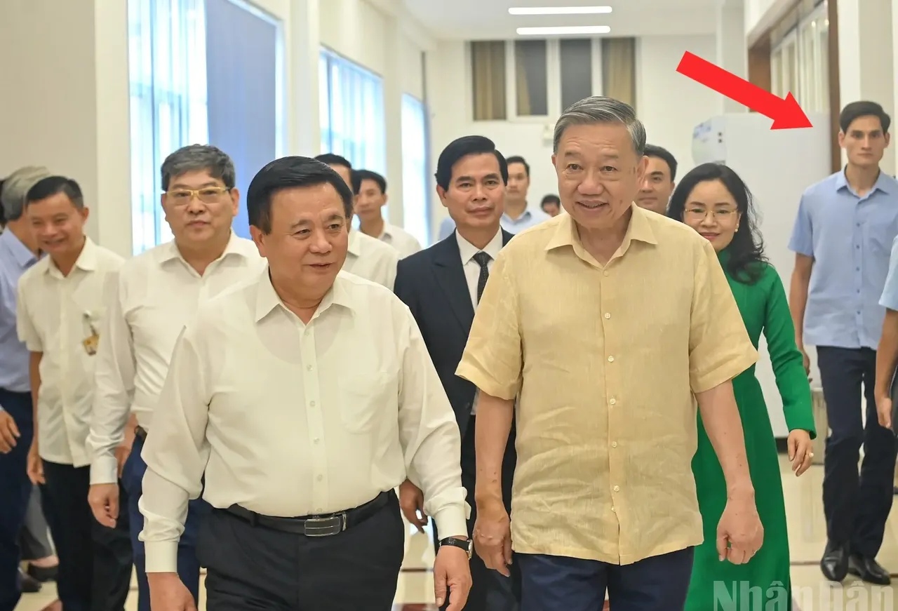 苏林在阮春胜的陪同下走入会场,在现场可以清晰地看到跟在苏林后面的