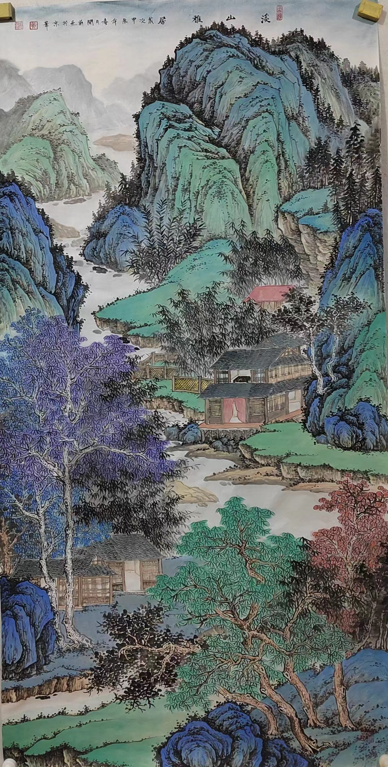 青山绿水间,淡蓝与翠绿交织 黄开前作品69*138  展现出一幅和谐宁静的