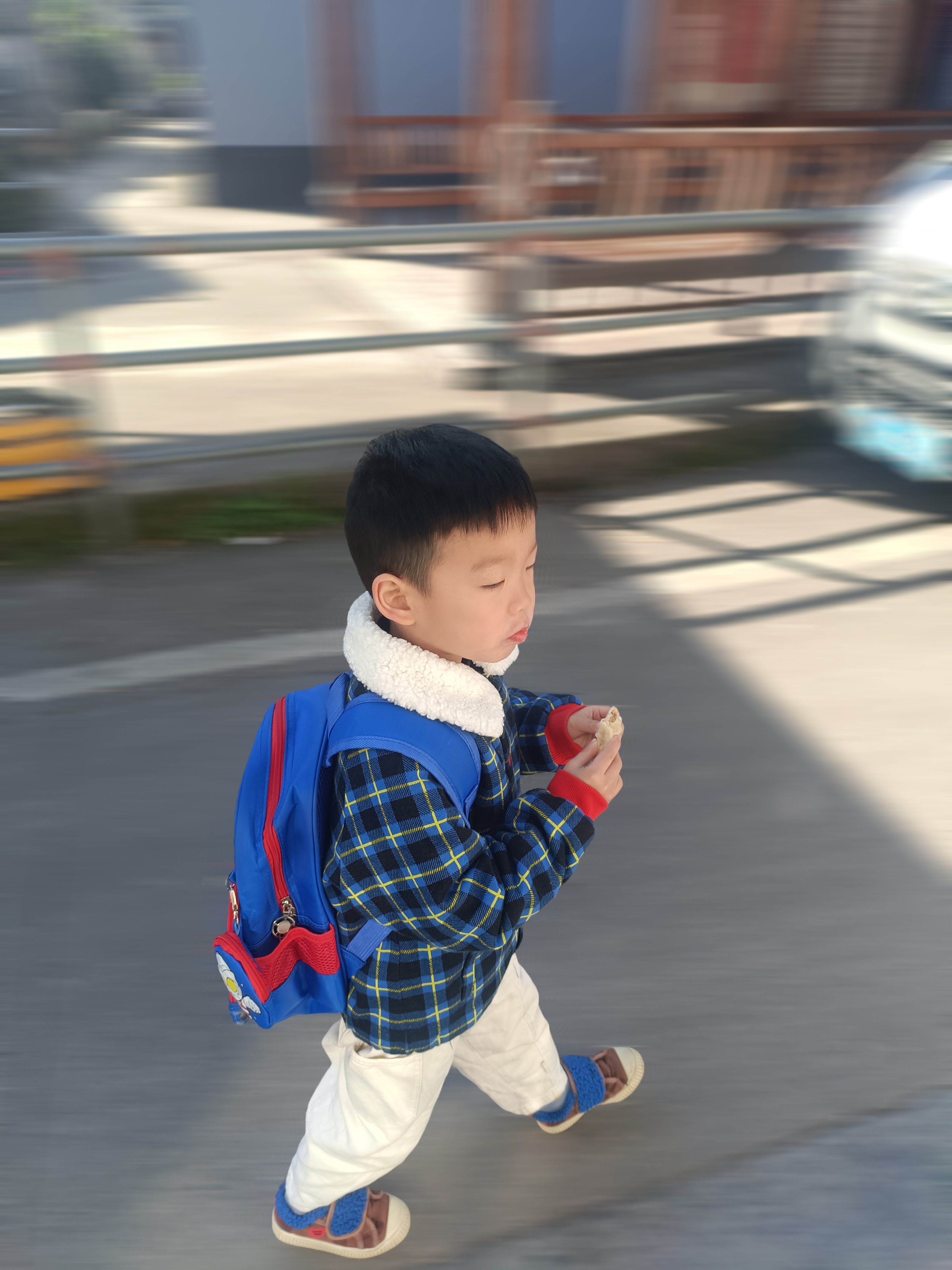 远处传来牧笛声,仿佛在诉说着古老的