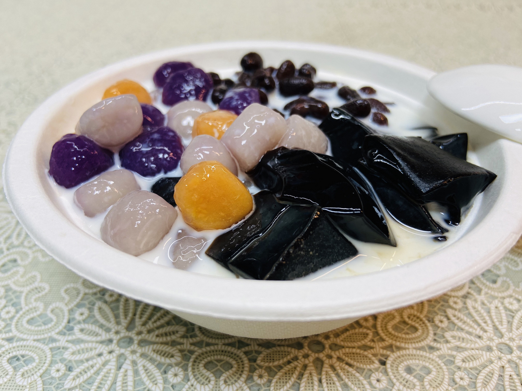 给自己做的下午茶——芋圆红豆烧仙草. 好美,好味.