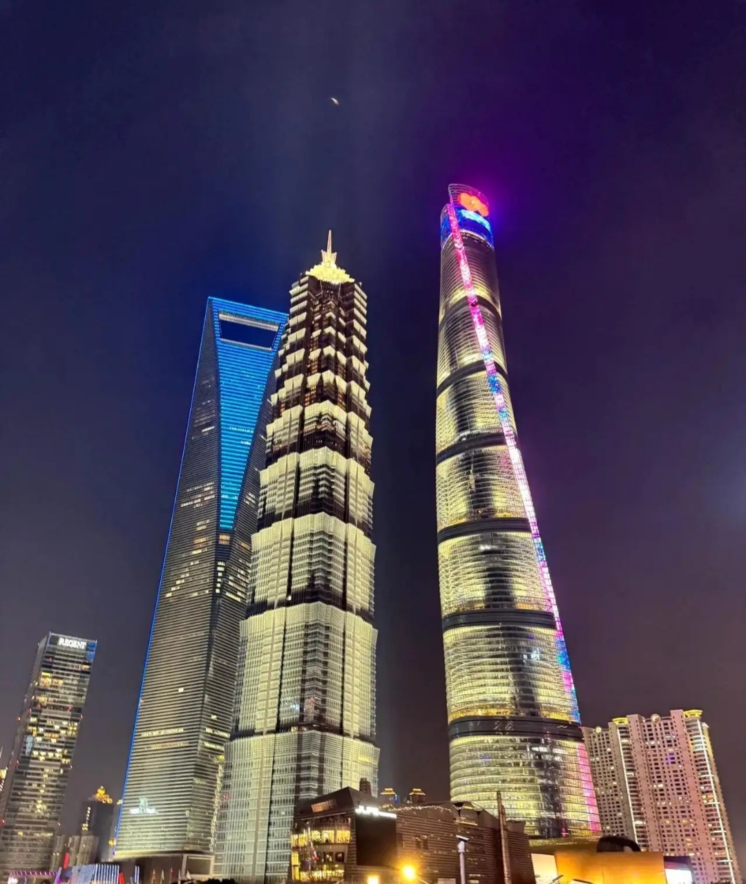 夜幕下的浦东摩天.现代建筑群,霓虹闪烁,流光溢彩,美不胜收