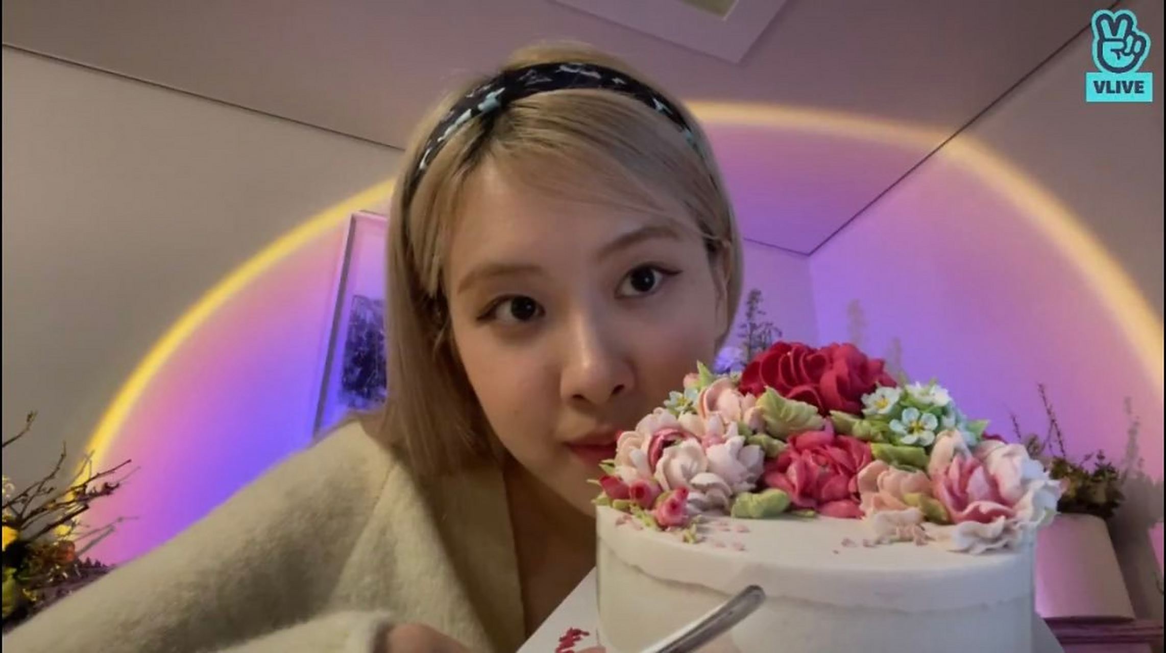 vlive直播相关 ‖ 韩国时间快凌晨两点女明星直播吃蛋糕,以及有350万