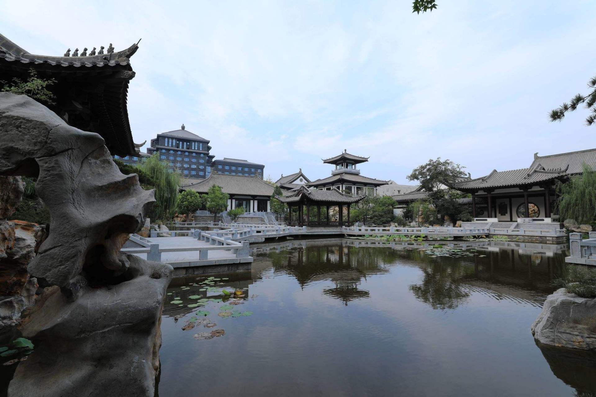2020年磁县举办旅发大会,我们承接该项目安装铝板工程,期间日夜