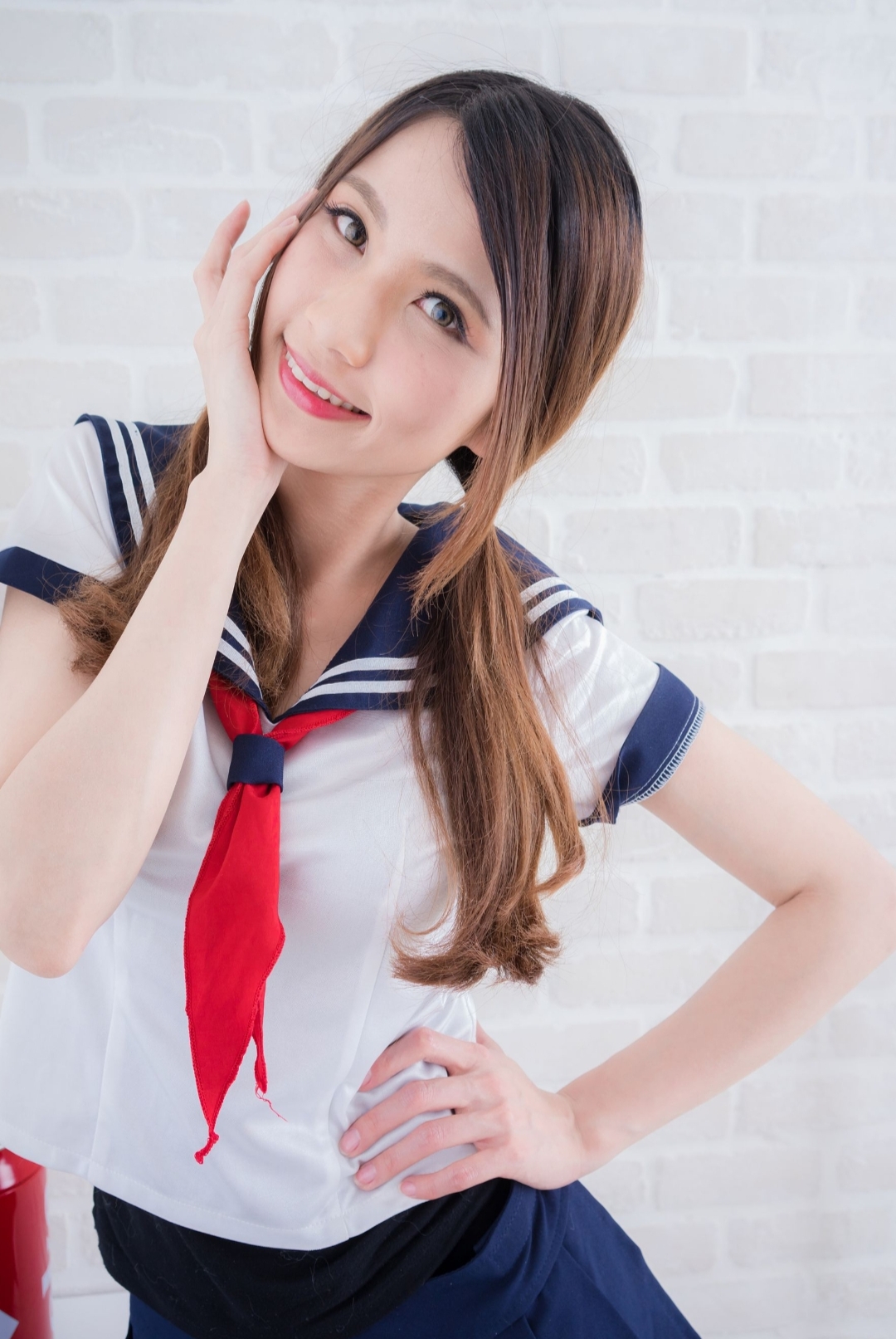 是对夏日畅饮的奇妙想象～抱罐卖萌,托腮浅笑,每一面都藏着少女的灵动