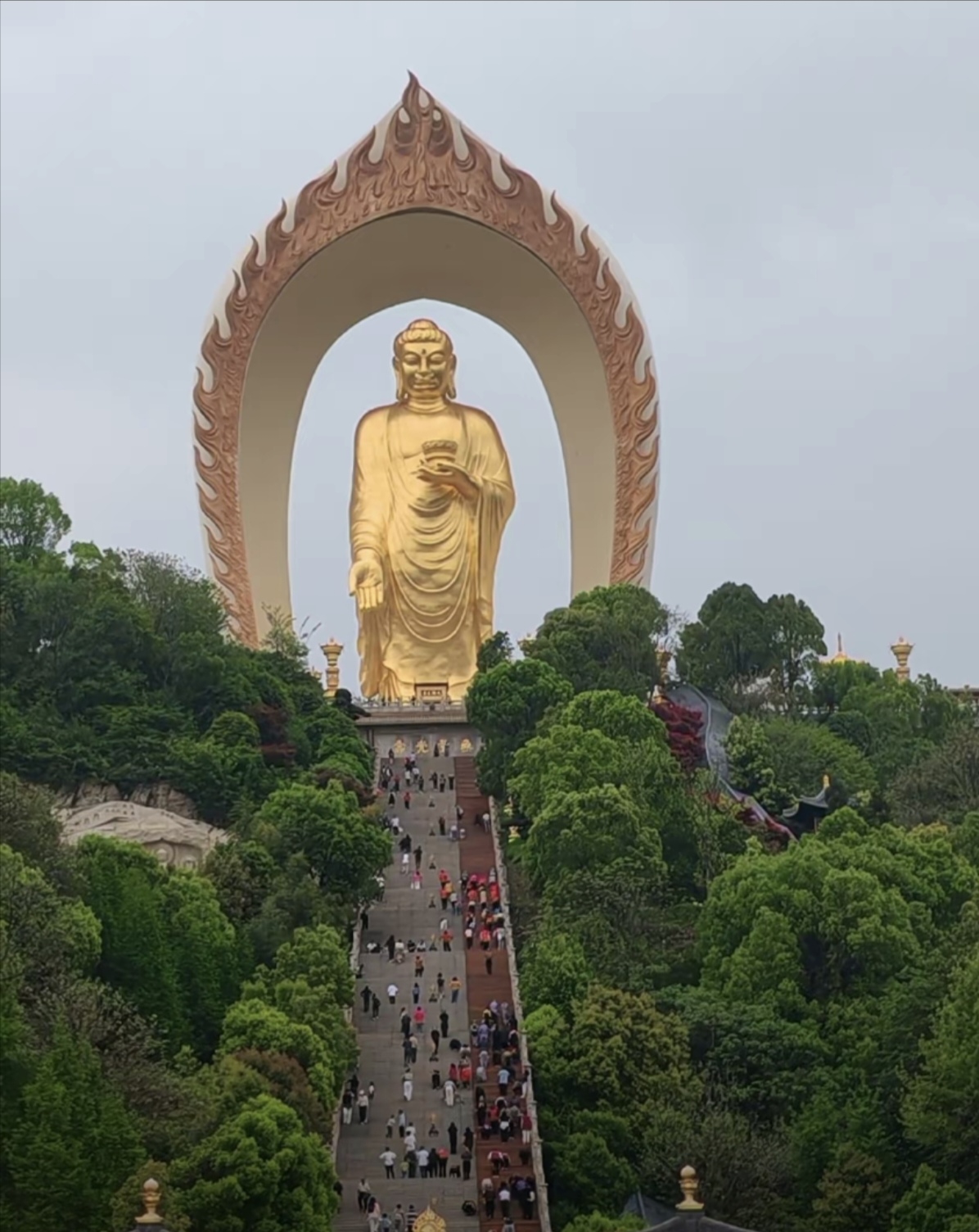 金色佛像,静立云端,背后是烈焰拱门,仿佛守护着一片神秘的佛国净土