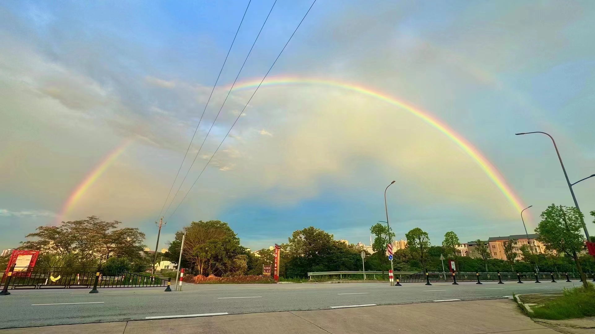 当狂风肆虐,暴雨倾盆之后,天空逐渐恢复平静,而那道彩虹就会如同