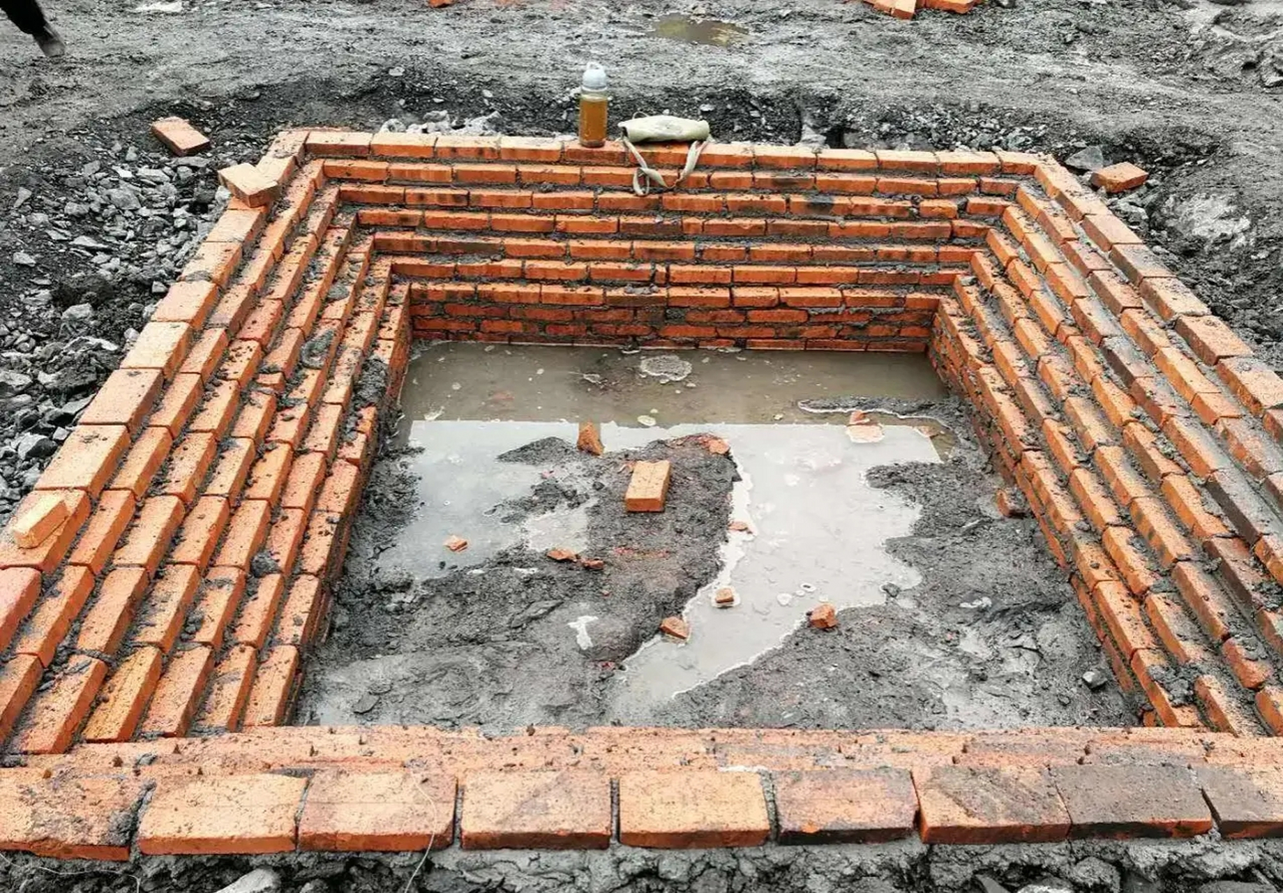 砖胎模就是用标准砖砌筑成的模板,一般应用于地下室基础梁,承台,集