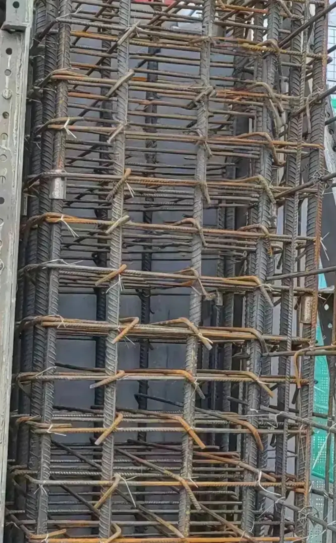 各位建造师,监理工程师,我们工地木工为了抢工期,框架柱钢筋监理未