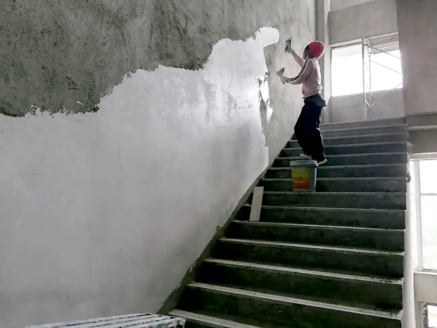 装饰工程最新清包工价表 1. 内墙抹灰 - 定价为每平方米18元. 2.