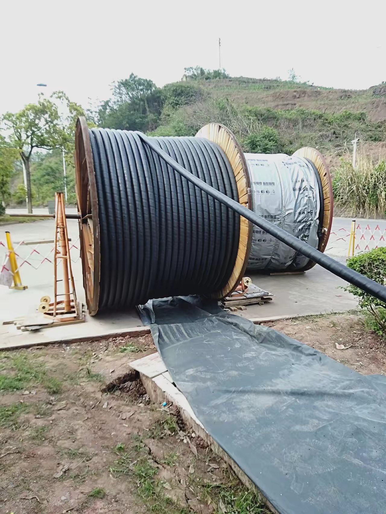 现在放电缆都用机器了 解放了劳动力 提高了效率 是不是很多人会为此