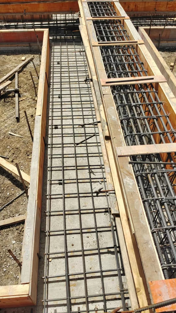 各位建造师,监理工程师,梁式条形基础钢筋绑扎完成,看看钢筋安装质量